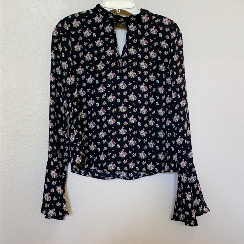 ♥️Like NEW Forever 21 flower print top/bell …